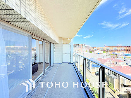 日当たりの良いバルコニーで晴れの日の洗濯物も楽しみになりますね