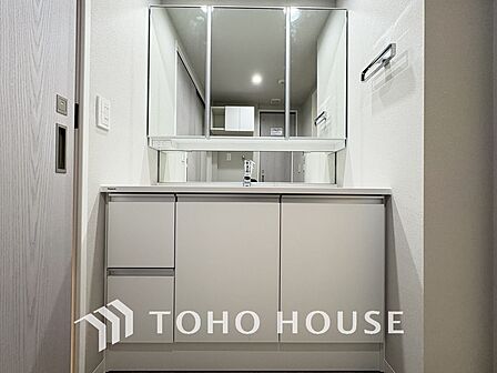 新規設置の洗面化粧台。収納豊富で使い勝手の良い3面鏡です