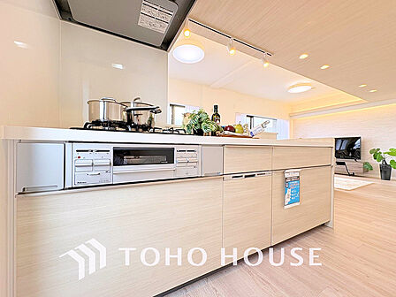 シンプルな部屋の雰囲気に溶け合うナチュラルキッチン