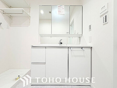 大きな洗面鏡付き、朝の身支度も楽しくなりますね