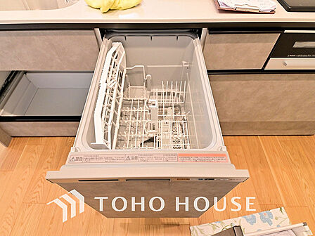 ビルトイン式食洗機完備のシステムキッチンで食後もゆったり家族団らん