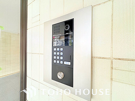 エントランスはオートロック完備で安心のセキュリティ