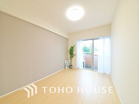 採光もある洋室は、くつろぎのひと時を過ごすのにぴったり