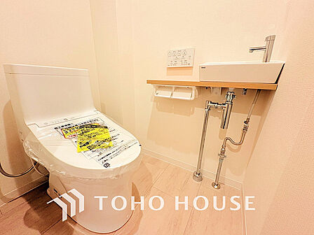 トイレには快適な温水洗浄便座付