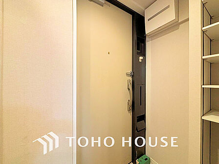 落ち着いた雰囲気の玄関、家族の帰りを暖かく迎えてくれます