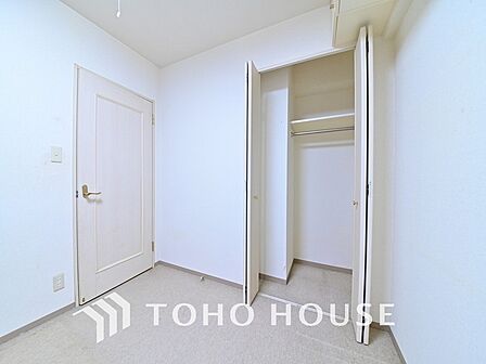 シンプルですっきりとした室内は飽きのこない居心地の良い雰囲気