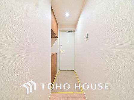 飾り過ぎないシンプルな内装の玄関