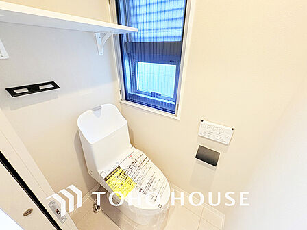 トイレには快適な温水洗浄便座付