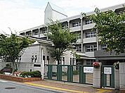 神戸市立鷹匠中学校（271m）