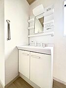 シャワー付きで朝の身だしなみを整えるのにも便利です！