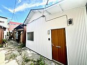 明るい白を基調とした外壁です♪