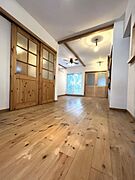 無垢材や質感にこだわったフローリング、自然素材を用いた建具など、長く住むほどに愛着がわく空間。