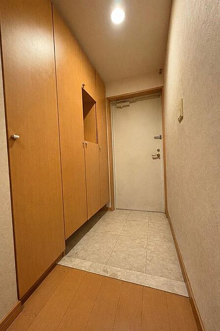 日々の利便性: 不在時でも荷物を受け取れる宅配ボックス、24時間ゴミ出し可能な敷地内ゴミ置場など、現代のライフスタイルに寄り添う設備が整っています。※家具を消しております。