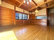 リビングは日当たり良好で、カウンターキッチンからは家族の姿が見られます！また、木のぬくもりを感じられます。