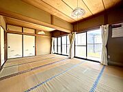 2階12帖の和室です。仕切りをつけて2つに分けることも可能です！