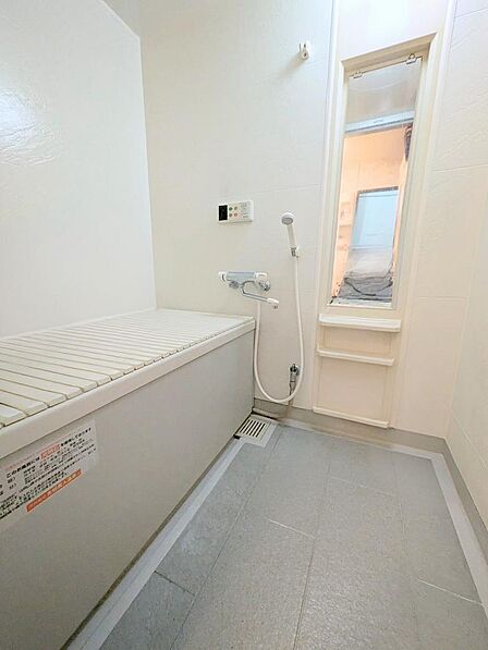 ゆったり入浴を楽しめる浴室 AIによる画像加工済み
