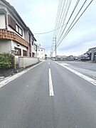 前面道路は広々としており、入出庫がしやすくなっております。
