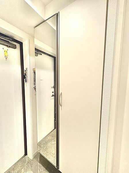 シューズクロークには姿見も設置しており、出発前の身支度にも最適です。