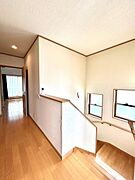 踊り場も広く昇りやすい階段となっております。廊下も広くとても明るいです。