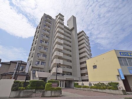 南向きの陽光に包まれる11階建てレジデンス。駅徒歩7分&学校・商業が身近に揃う好立地!