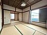 和室：2階6帖の和室です。3帖の和室とは襖で仕切ることができます。※AIで物を消しています。