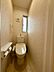 トイレ：2階にもトイレを設置しているため、朝の忙しい時間帯や来客時にも便利。窓付きで明るく換気もしやすい空間です。
