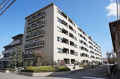 外観:宇都宮芳賀ライトレール線「駅東公園前」駅徒歩12分!人気のサーパスシリーズ「サーパス今泉」4階部分・3LDK住戸!専有面積66平米超&明るく開放的なリビングダイニングが魅力のゆとりある住環境です! 外観:宇都宮芳賀ライトレール線「駅東公園前」駅徒歩12分!人気のサーパスシリーズ「サーパス今泉」4階部分・3LDK住戸!専有面積66平米超&明るく開放的なリビングダイニングが魅力のゆとりある住環境です!