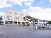マルイ巻店 新潟市立巻北小学校まで約1.4kmです。学校が近いと安心してお子様を見送ることができますね。 600m