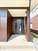 【リフォーム済】玄関の外観です。ドア交換、照明交換等行いました。