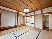 【リフォーム中】1階南西側和室8帖です。壁はクロス仕上げ、畳の表替えを行います。