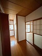 【リフォーム中】1階南西側和室横の廊下です。クロスの張替え、照明を新設いたします。