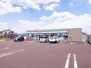 コンビニ ファミリーマート 燕大曲店様まで約800mです。急な買い物にも便利な距離ですね。