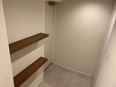 飾り棚付きの玄関
