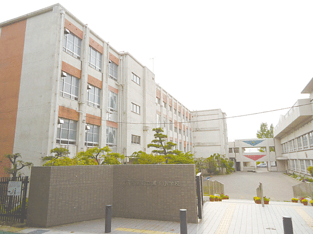 小学校「鳴子小学校まで100ｍ」