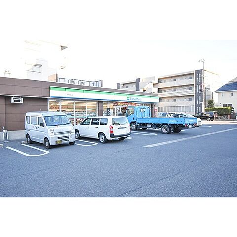 コンビニ「ファミリーマート緑尾崎山店まで645ｍ」