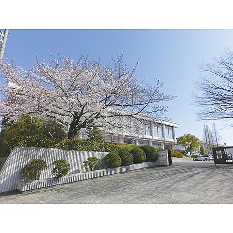 中学校「栄中学校まで600ｍ」