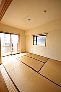 バルコニーに面した大きな押入れのある約6.0帖の和室はふすまを開放することでリビングとの一体空間としても使えます。