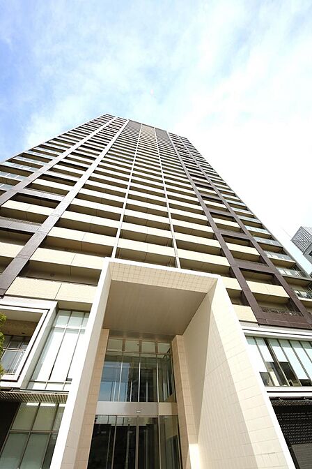 駅徒歩3分の利便立地ながら大通りから一歩奥まった静かで落ち着きのある恵まれた住環境に建つ免振構造の快適オール電化タワーレジデンス28階部分!