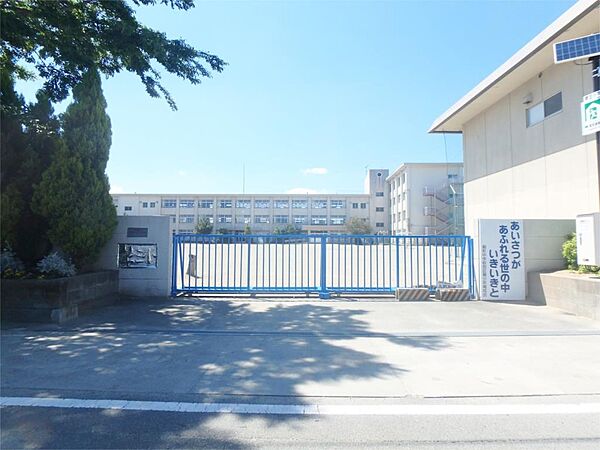 画像17:松阪市立第三小学校（88m）