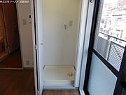 室内洗濯機置場です。ダイニングに洗濯機置場がありますが壁と扉で区切られています※写真は別の部屋です