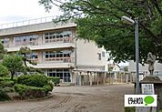 小学校「館林市立第六小学校まで496m」