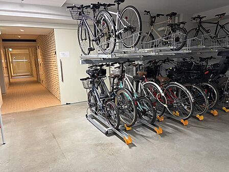 自転車置き場です。上段・下段とわかれしっかり管理されています。