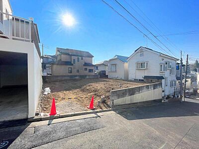 外観：【現地外観】只今建築中ですがモデルハウスがございます。現地の環境からご確認ください