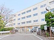 横浜市立豊田中学校　約1300ｍ　スクールゾーンもあるため安心して通学いただけます。