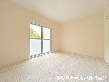 【洋室】柔らかい陽光が差し込む明るいお部屋を演出する設計!!彩光の取れる窓が気持ちの良いお部屋です!