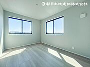 【洋室】光が取り込みやすい2面採光の居室。日当たり良好です。しっかりした大きさのクローゼットを完備！