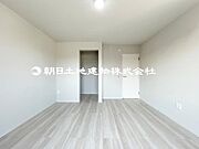 【洋室】主寝室は広々していて安らげる広々としたお部屋として！収納スペースあり！荷物が多くても十分！！