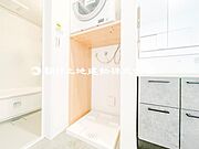 【洗面・脱衣所】3面鏡、シャワーヘッド、収納など充実の設備。動きやすい広さがあり使い勝手が良好です。