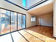 【リビング】ダイニングテーブルやソファーの家具も配置できます。ゆったりとした広さの空間