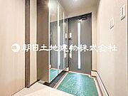 【玄関】多くの人を迎えるから心地のよい空間にしたいですね。　玄関周りをスッキリとできる大容量収納
